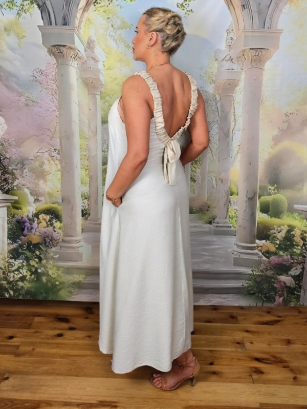 Sukienka Bella Eleganza z pięknym wiązaniem na plecach – Ecru