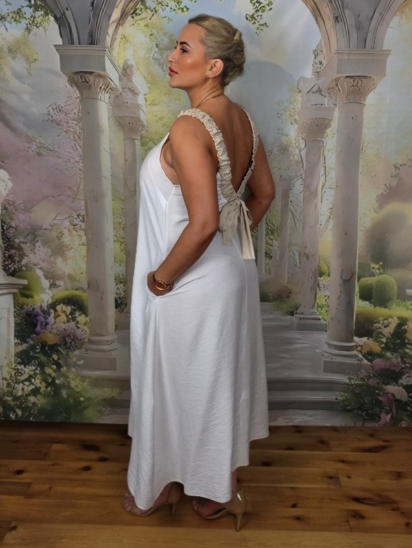 Sukienka Bella Eleganza z pięknym wiązaniem na plecach – Śmietankowa Biel