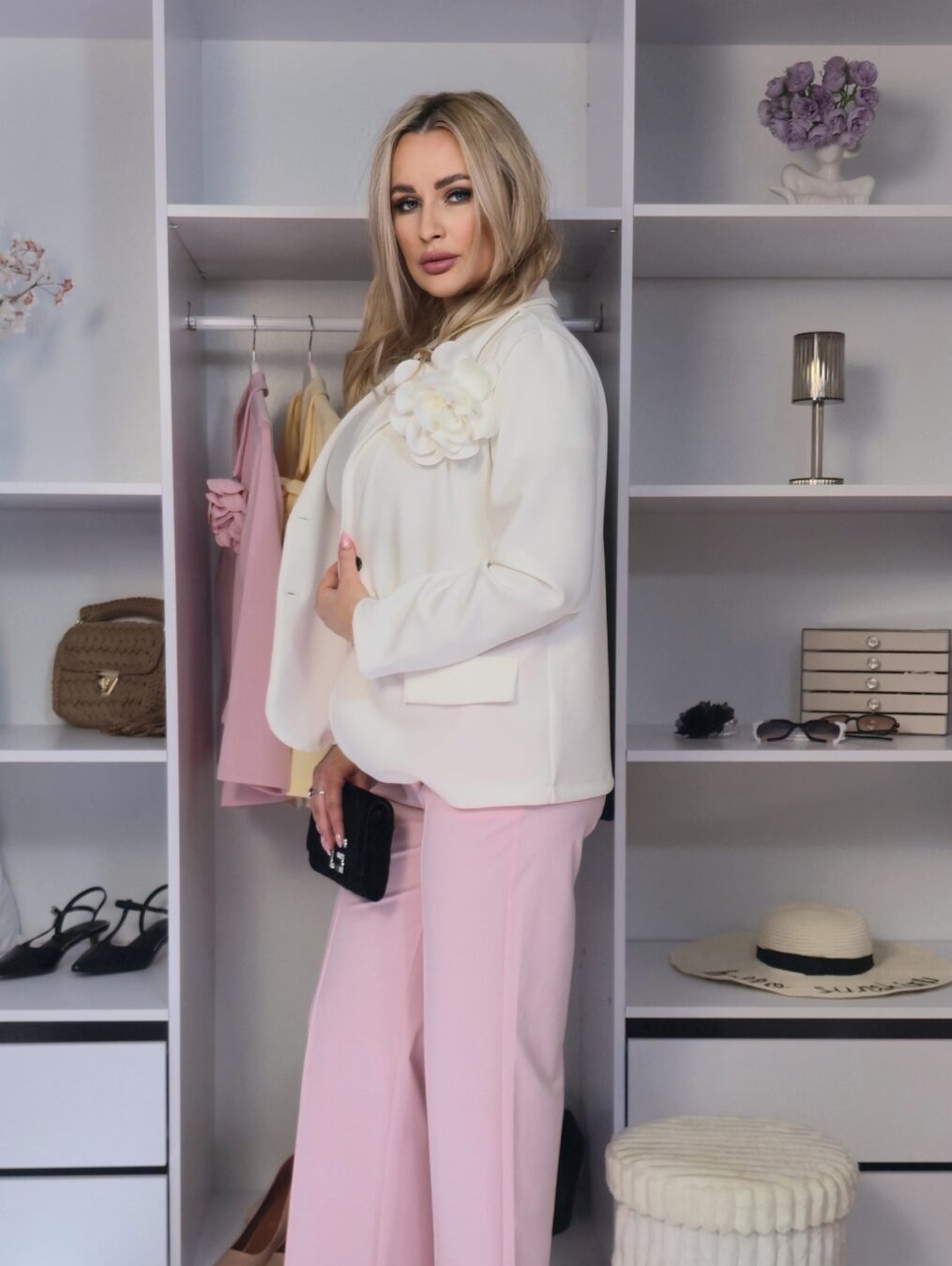 Żakiet Damski z Ozdobnym Kwiatem Bella Soft Chic - Biały - obrazek 5