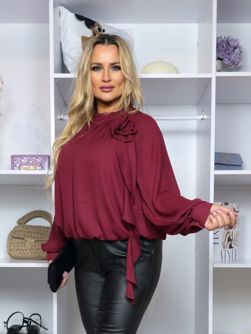 Bluzka Bella Viviana z gumką u dołu i długimi rękawami zakończonymi mankietem.